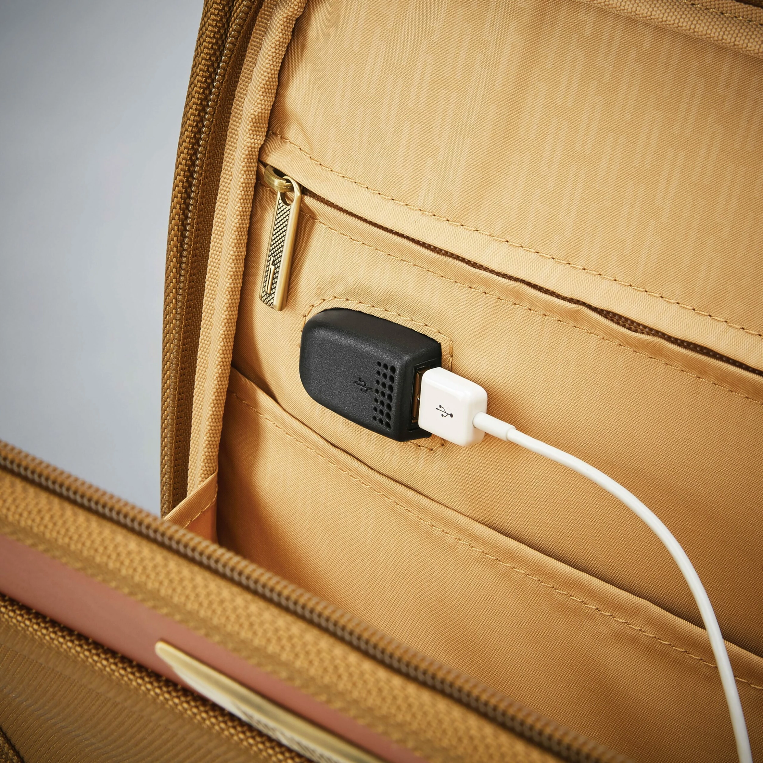 Hartmann Ratio Classic Deluxe 2 Global Carry On Spinner 3 Hartmann Ratio Classic Deluxe 2 Global Carry On Spinner - Image 3