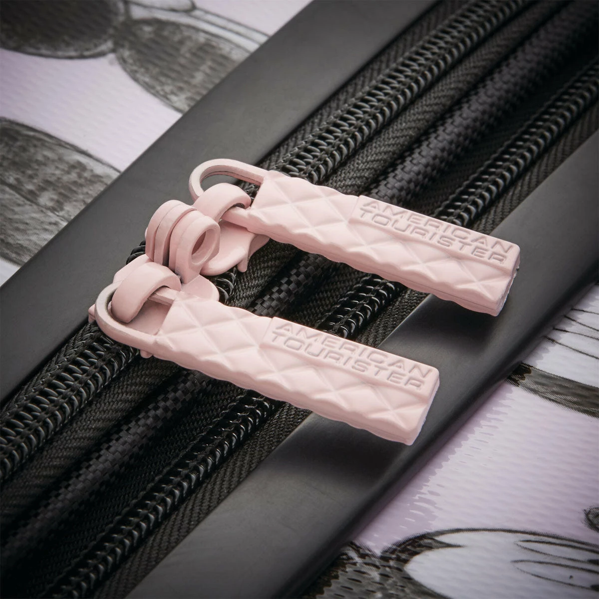 American Tourister Disney Mickey & Minnie 28" Spinner 4 American Tourister Disney Mickey & Minnie 28" Spinner - Image 4