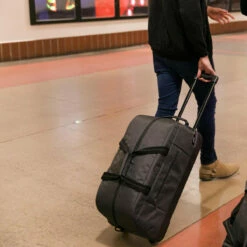 Solo New York Avenue C Rolling Duffel -US Suitcase Sales 2024 KBN 1273 2000x 227ac7ce c461 4b87 a546 c009a3955e07